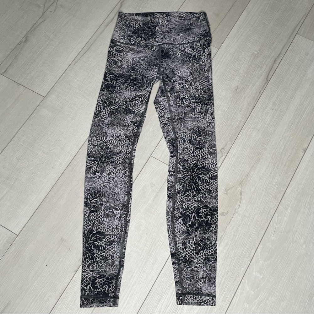 Lululemon Wunder Under High-Rise Tight 28" Black/White Floral Print Size: 4